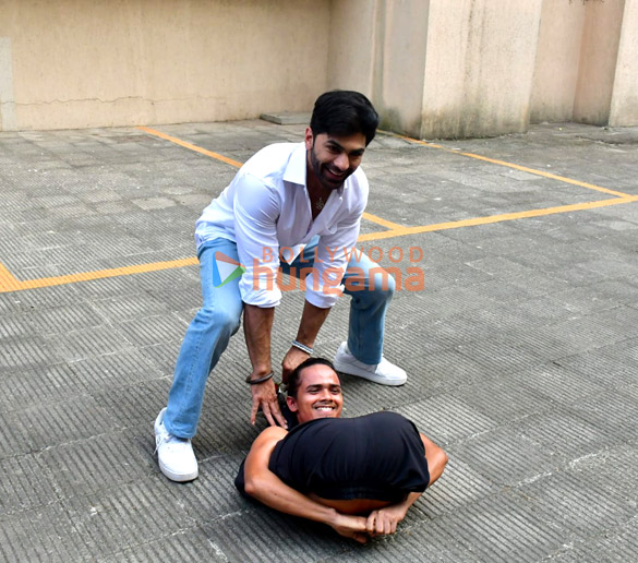 photos taha shah badussha celebrates his birthday with the media 007 6