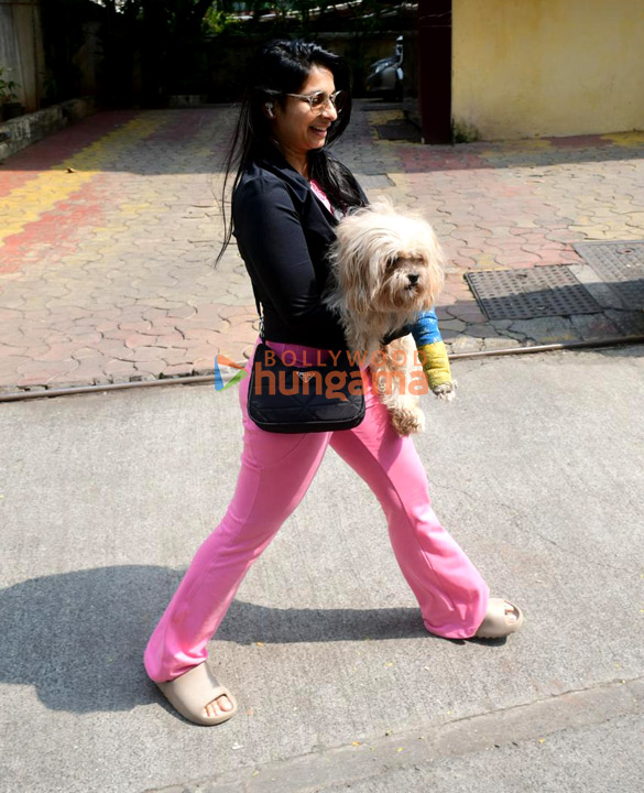 photos tanishaa mukerji spotted outside a pet clinic in khar 3