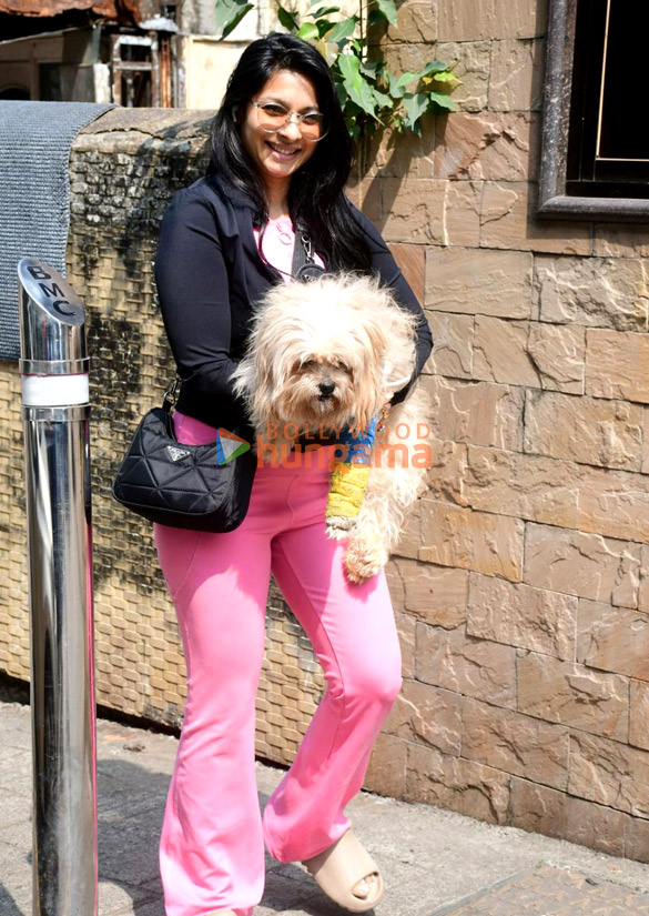 photos tanishaa mukerji spotted outside a pet clinic in khar 4
