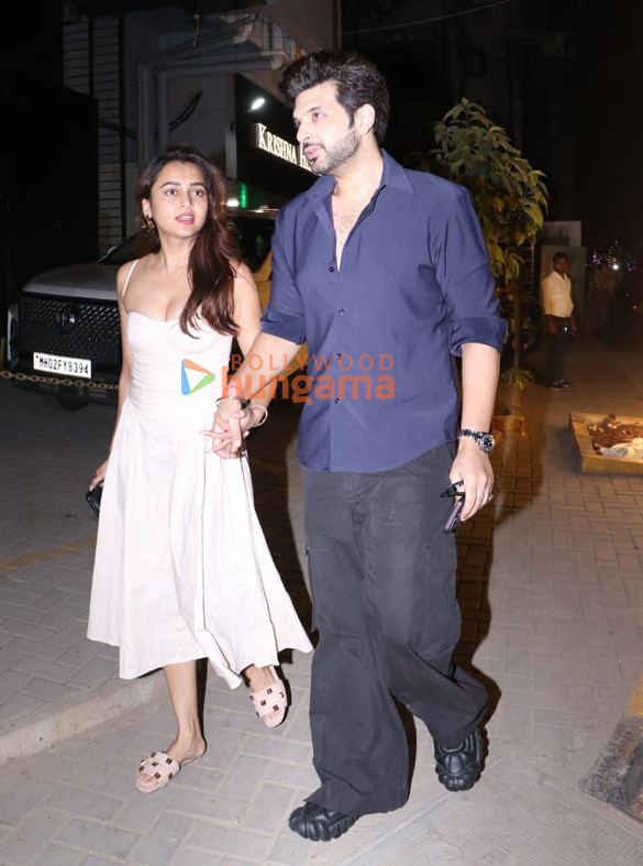 photos tejasswi prakash and karan kundrra snapped in santacruz 1