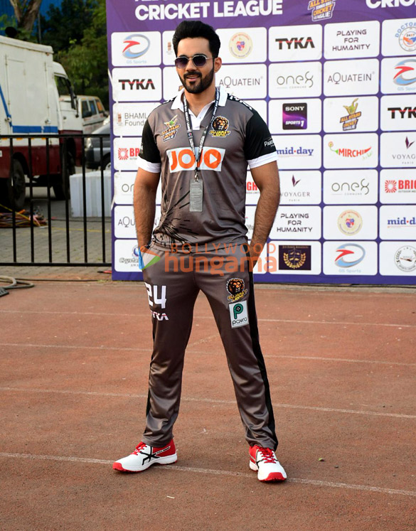 photos tiger shroff shilpa shetty mouni roy raj kundra arjun bijlani and others attend the the opening match of all star tennis ball cricket league in bandra 10