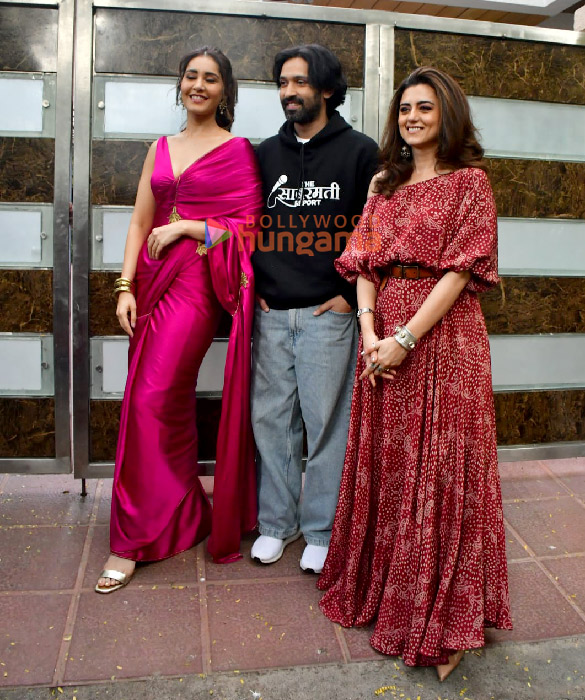 photos vikrant massey raashi khanna and ridhi dogra snapped promoting the sabarmati report 1