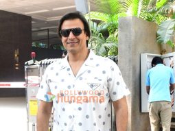Photos: Vivek Oberoi snapped outside a cafe in Bandra Photos: Vivek Oberoi snapped outside a cafe in Bandra