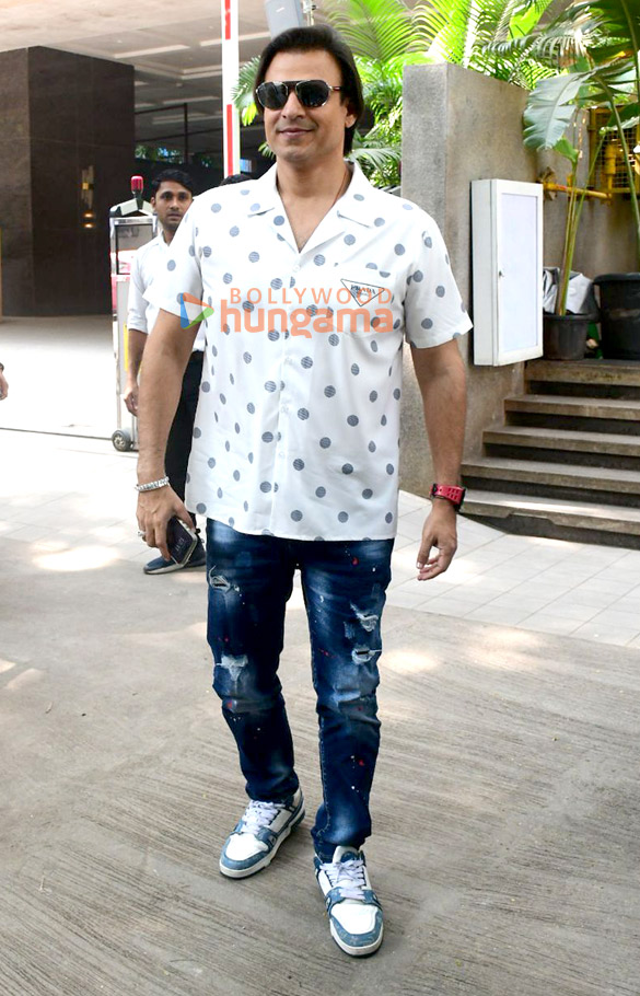 photos vivek oberoi snapped outside a cafe in bandra 3