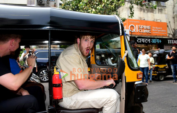 photos youtuber logan paul rides auto rickshaw in bandra 4