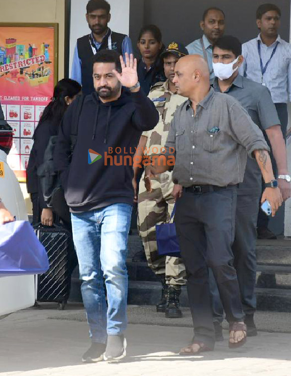 photos akshay kumar rohit shetty and jr ntr snapped at kalina airport 4