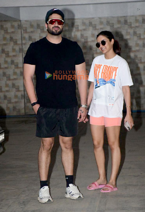 photos aly goni and jasmin bhasin snapped searching for a new house at pali hill 3