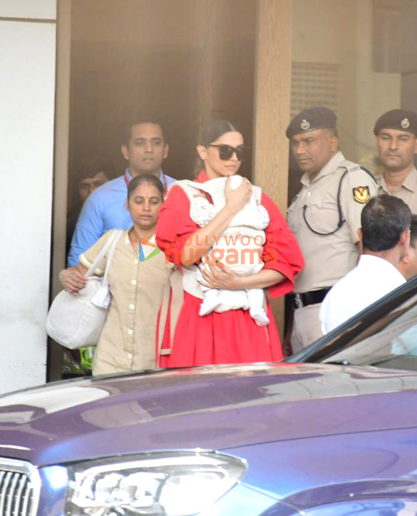photos deepika padukone snapped at kalina airport 1 4
