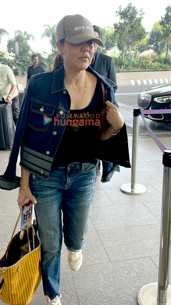 photos gauri khan suhana khan and sonu nigam snapped at the airport 1