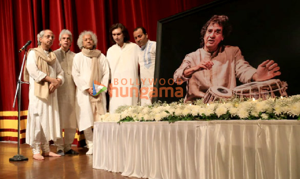 photos javed akhtar ehsaan noorani and others snapped at ustad zakir husains prayer meet 5