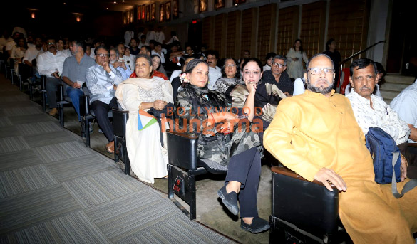 photos javed akhtar ehsaan noorani and others snapped at ustad zakir husains prayer meet 7