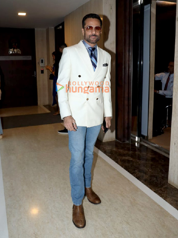 photos kartik aaryan saiee manjrekar shanaya kapoor and others snapped at elle india graduate 2024 18