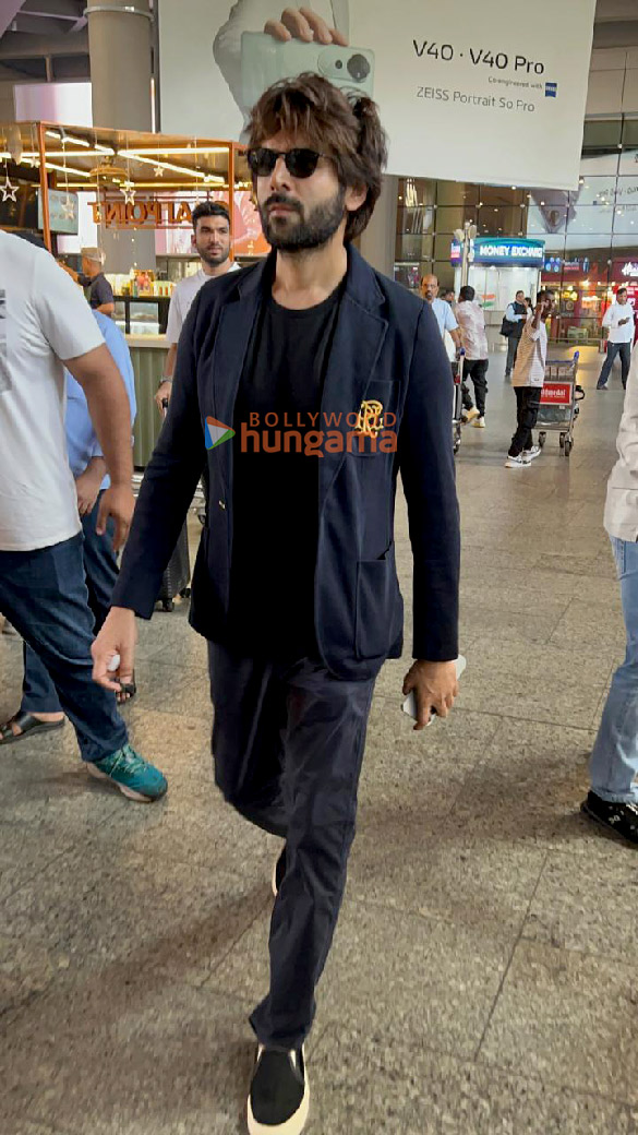 photos kartik aaryan and bhumi pednekar snapped at the airport 1