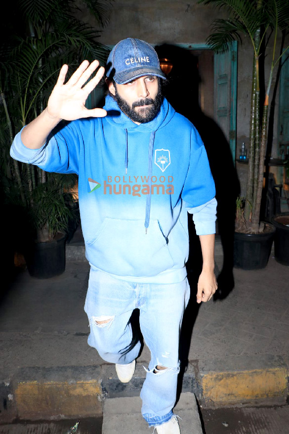 photos kartik aaryan snapped in bandra 3 11