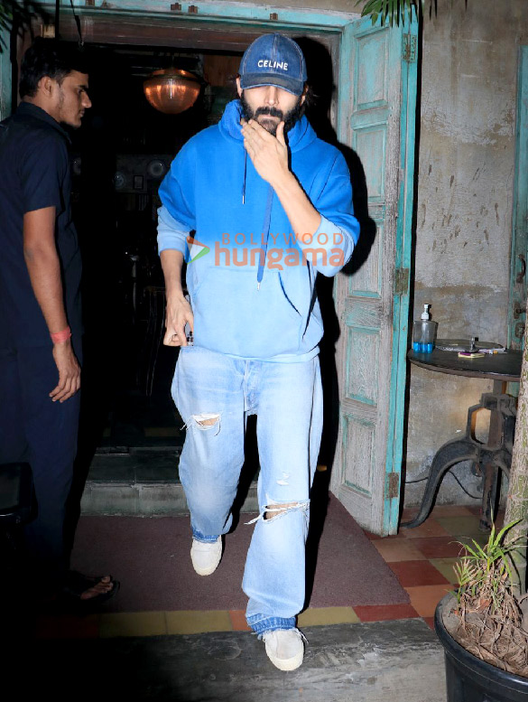 photos kartik aaryan snapped in bandra 5 5