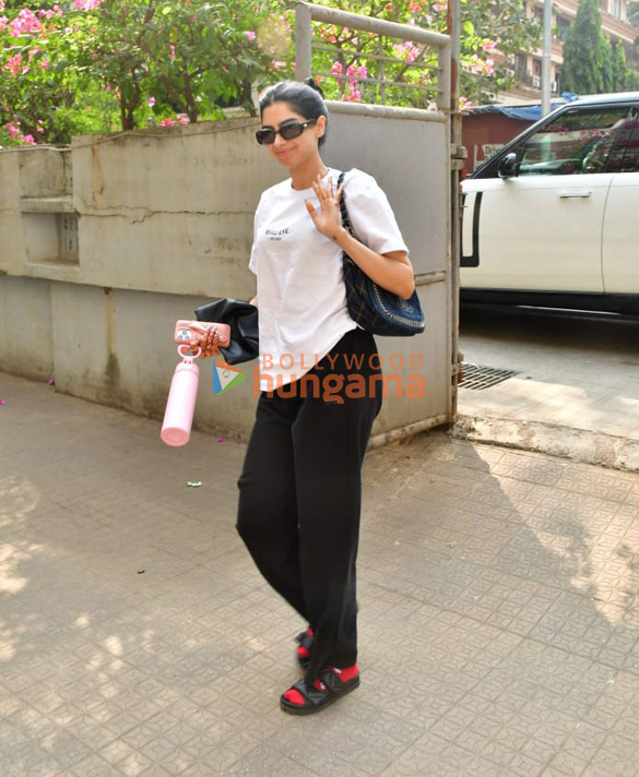 photos khushi kapoor snapped in andheri 2 2