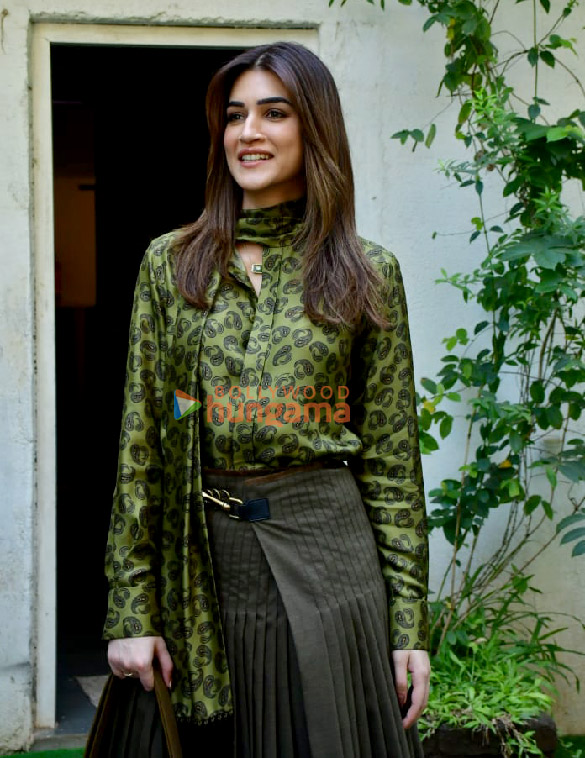 photos kriti sanon snapped in versova 4 2