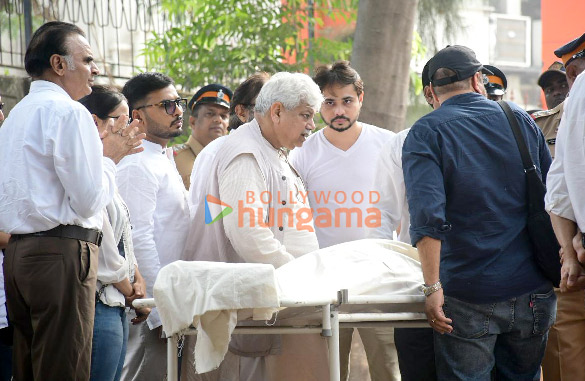 photos naseeruddin shah boman irani and others attend the funeral of shyam benegal 13
