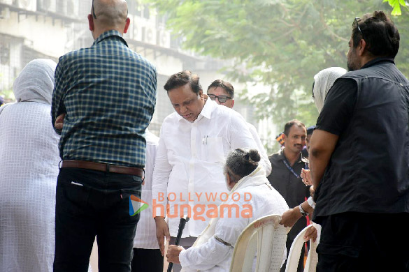 photos naseeruddin shah boman irani and others attend the funeral of shyam benegal 2