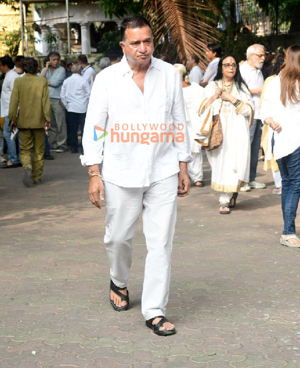 photos naseeruddin shah boman irani and others attend the funeral of shyam benegal 512 1