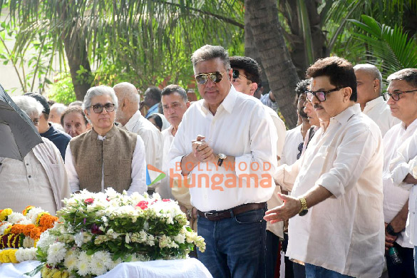 photos naseeruddin shah boman irani and others attend the funeral of shyam benegal 6
