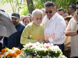 Photos: Naseeruddin Shah, Boman Irani and others attend the funeral of Shyam Benegal