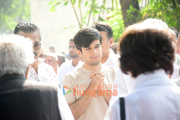 photos naseeruddin shah boman irani and others attend the funeral of shyam benegal 8