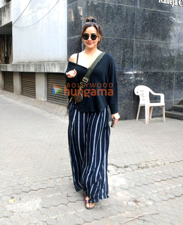 Photos: Neha Sharma snapped outside a clinic in Bandra Photos: Neha Sharma snapped outside a clinic in Bandra