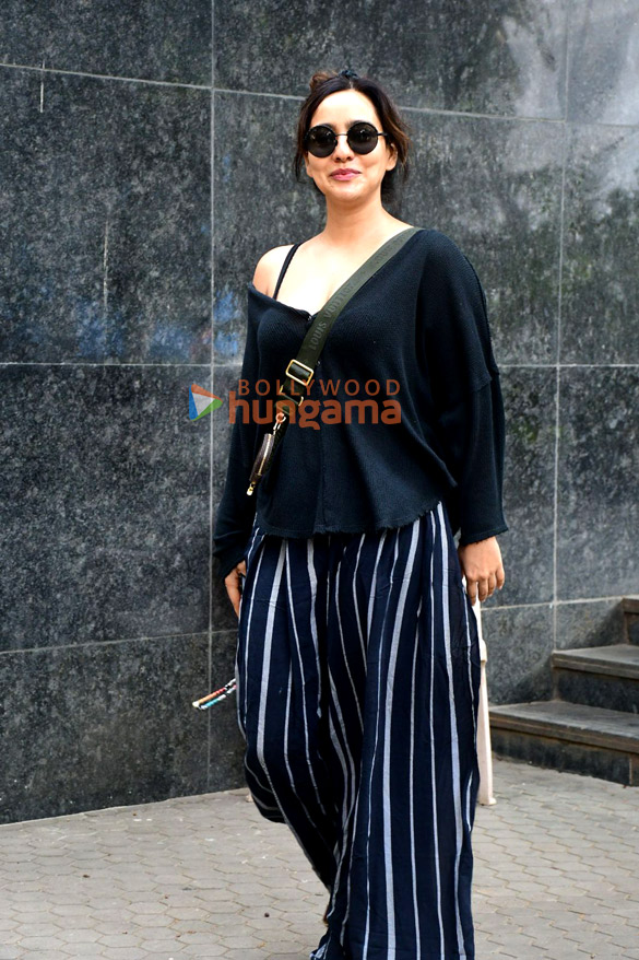 photos neha sharma snapped outside a clinic in bandra 3