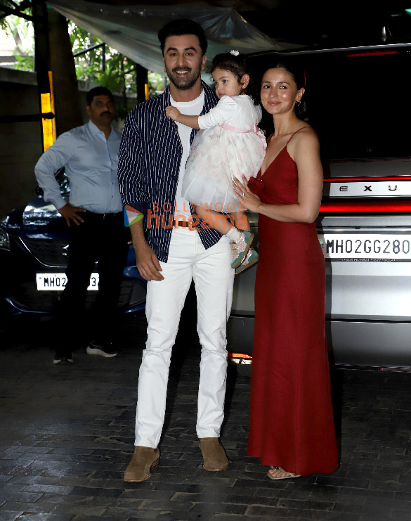 Photos: Ranbir Kapoor, Alia Bhatt, Neetu Singh and others snapped at Kapoor Family’s Christmas brunch Photos: Ranbir Kapoor, Alia Bhatt, Neetu Singh and others snapped at Kapoor Family’s Christmas brunch