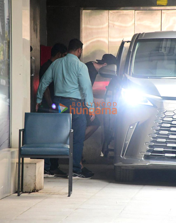 photos ranbir kapoor snapped outside a clinic in bandra 1 4