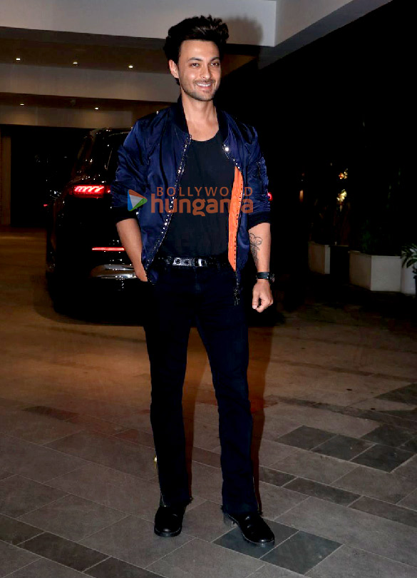 photos salman khan iulia vanyur aayush sharma and others snapped outside arbaaz khans bandra house 5