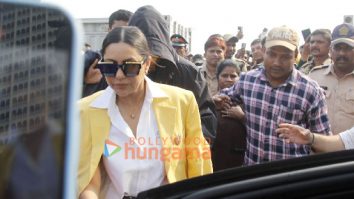 Photos: Shah Rukh Khan with wife Gauri and daughter Suhana snapped at the Gateway of India