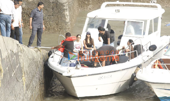 photos shah rukh khan with wife gauri and daughter suhana snapped at the gateway of india 5