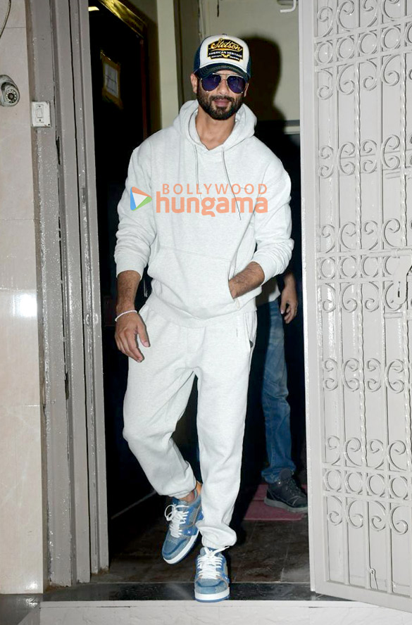 photos shahid kapoor snapped outside a dubbing studio in bandra 4
