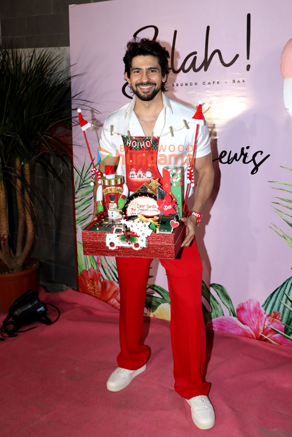 photos sonali bendre maniesh paul and others snapped at terence lewiss house for christmas party 2 2