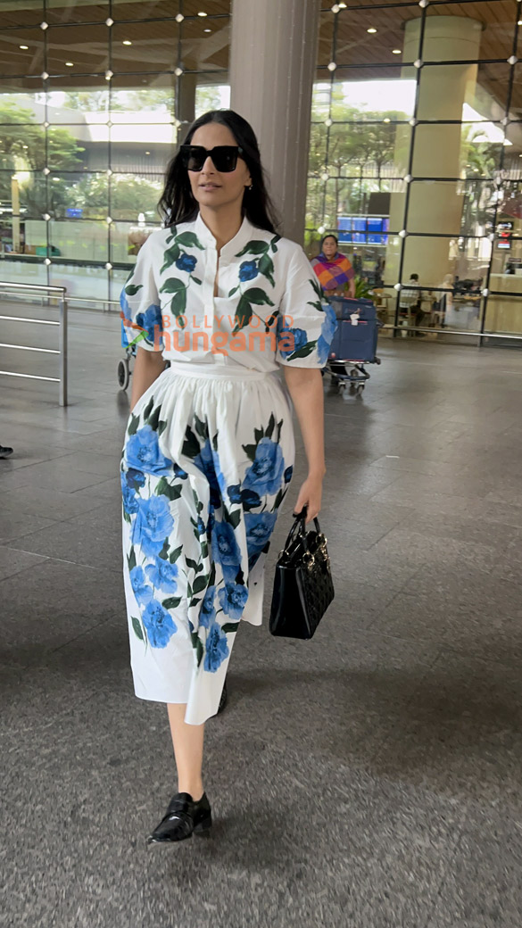 photos sonam kapoor ahuja chitrangda singh jeetendra and prateik babbar snapped at the airport 1