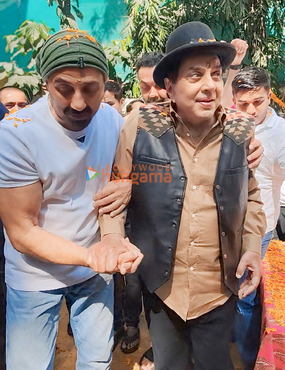photos sunny deol and bobby deol celebrate father dharmendras 89th birthday at his residence 5