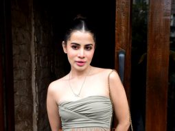 Photos: Uorfi Javed snapped outside a restaurant in Bandra