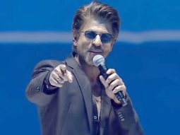 Shah Rukh Khan playfully responds to a fan saying ‘I want to touch you’: “Arre aise thode na bolte hai publicly”