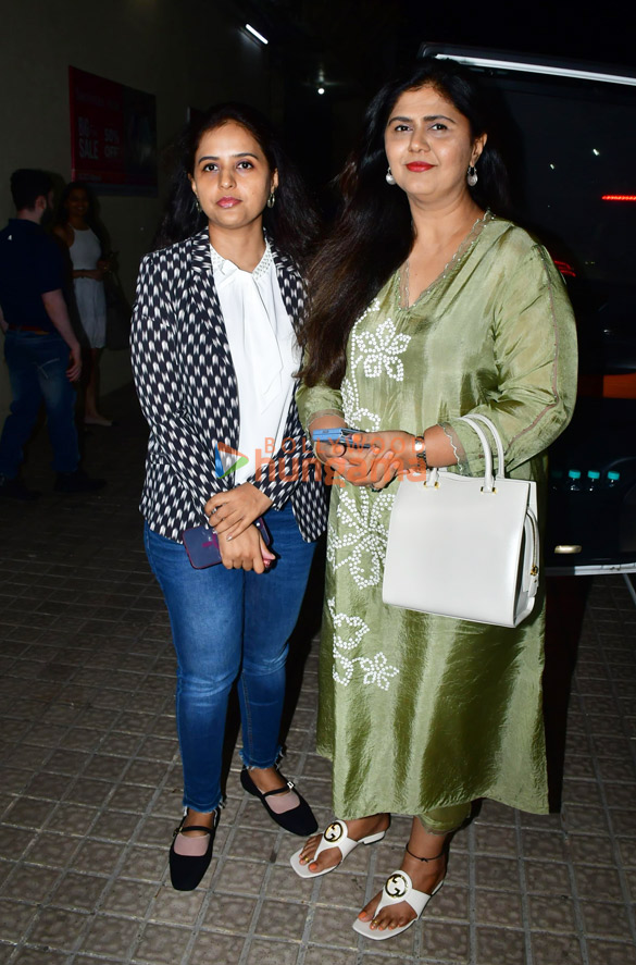 photos akshay kumar twinkle khanna and others grace the premiere of skyforce 5