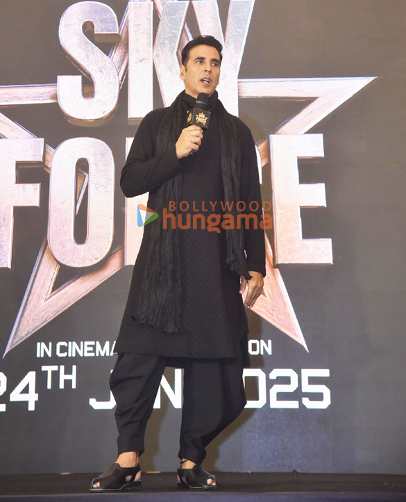 photos akshay kumar and veer pahariya grace the sky force song launch in jaipur 7