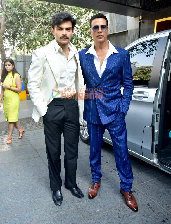 photos akshay kumar and veer pahariya snapped during sky force promotions 6