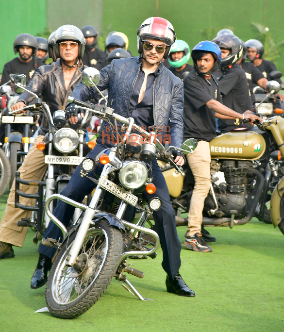 Photos: Akshay Kumar and Veer Pahariya spotted doing an exciting activity ahead of Sky Force trailer launch Photos: Akshay Kumar and Veer Pahariya spotted doing an exciting activity ahead of Sky Force trailer launch