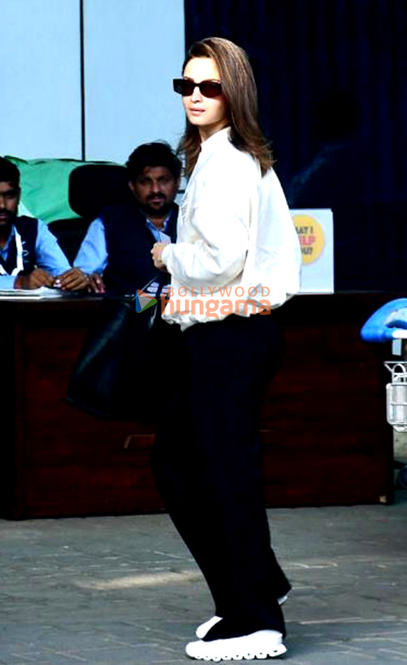 photos alia bhatt snapped at kalina airport 1 3
