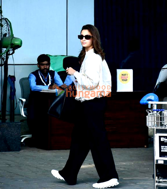 photos alia bhatt snapped at kalina airport 2 3
