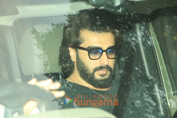 photos arjun kapoor snapped at karisma kapoors house 2