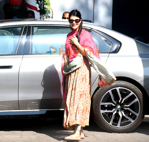 Photos: Jacqueline Fernandez snapped at Kalina airport Photos: Jacqueline Fernandez snapped at Kalina airport