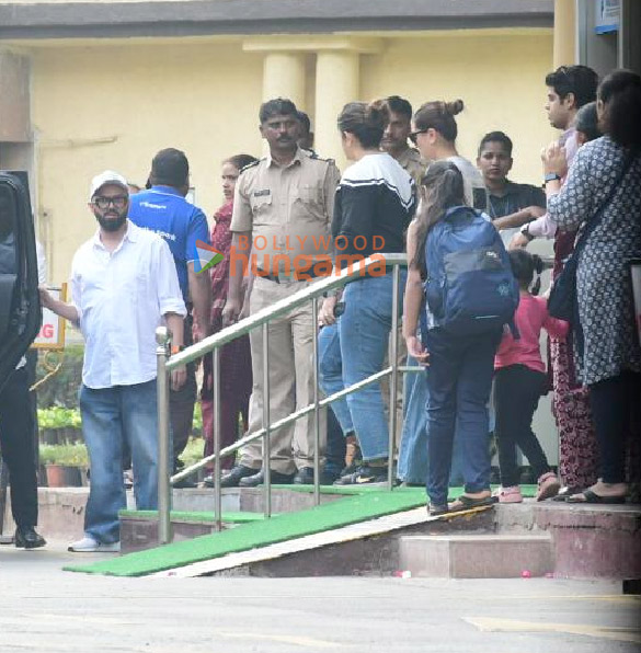 photos kareena kapoor khan kunal kemmu and others arrive to meet saif ali khan at lilavati hospital in bandra mumbai 550 3