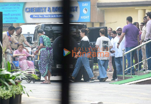 photos kareena kapoor khan kunal kemmu and others arrive to meet saif ali khan at lilavati hospital in bandra mumbai 550 4